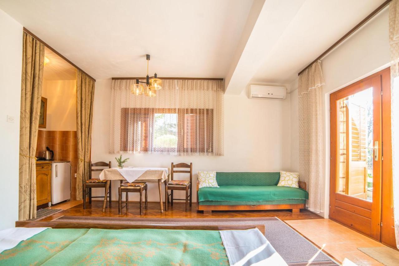 Apartments Antic 4255 Selce Exterior photo